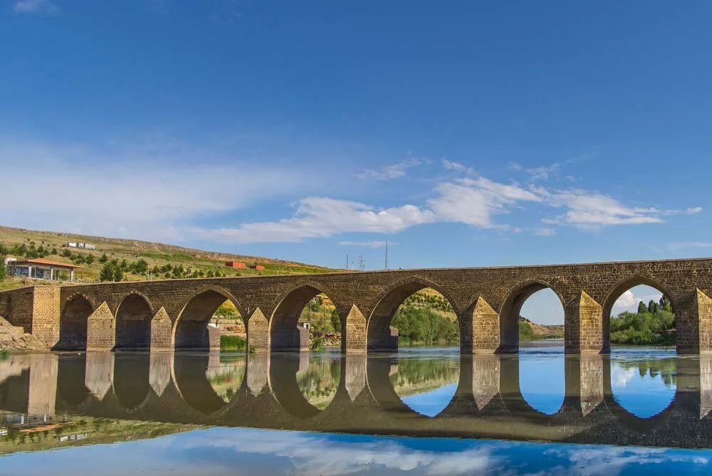 On Gözlü Köprü, Mardin Kapı, Keçi Burcu, Hasankeyf, Ulu camii, Midyat
